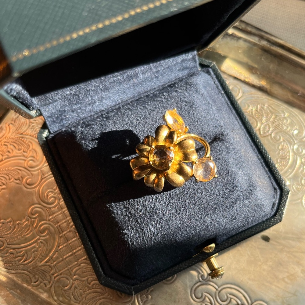 Elegant Gold Floral Ring